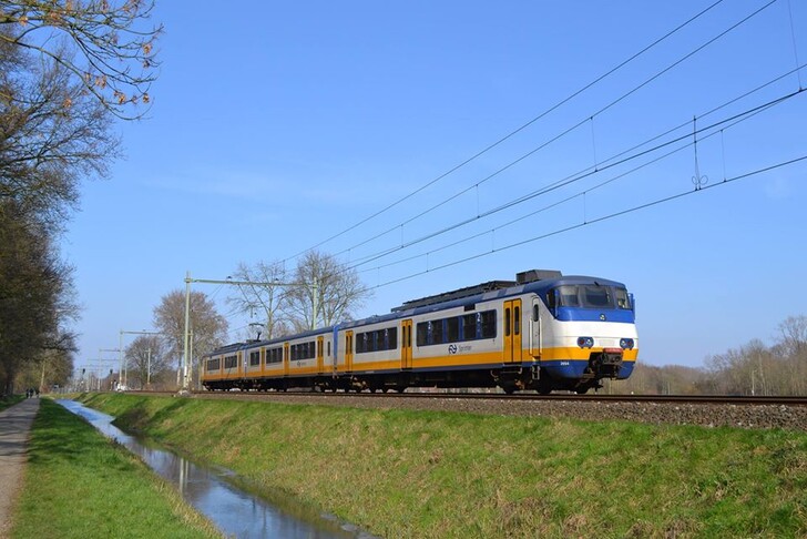 How to get to Amsterdam Airport by train